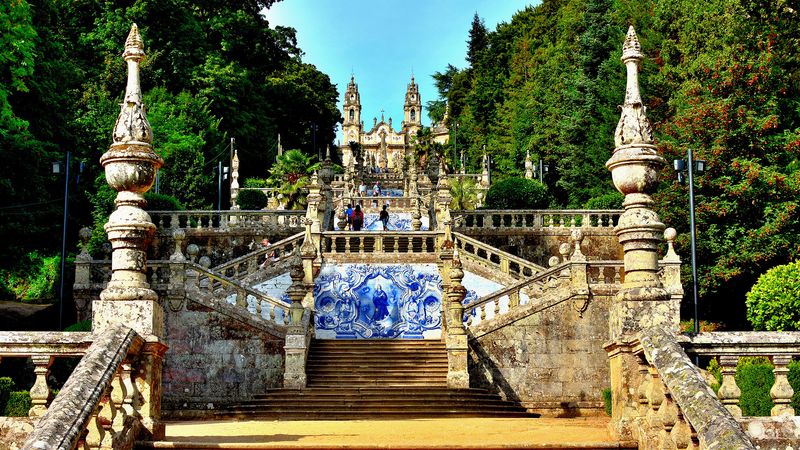 From Portugal to Spain: Porto, the Douro Valley (Portugal) and Salamanca (Spain) (port-to-port cruise)