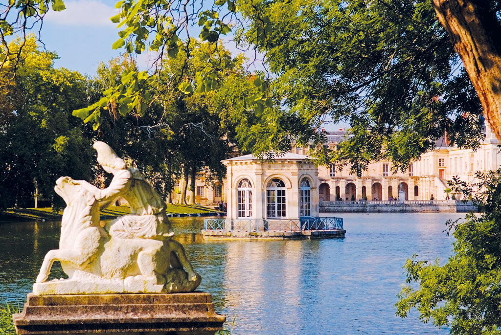Little Gems of the Seine: Between Bucolic Stopovers and Royal Shores The Majestic Seine Aboard a Paddle-Wheel Boat (port-to-port cruise)